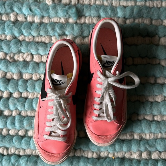 Size 7 barely worn Nikes. - Picture 3 of 4